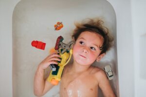 Photo "Toddler Tots: How Coloring Makes Bathtime More Fun"